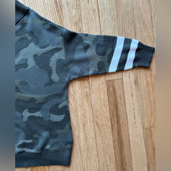 EXPRESS NWOT CAMOUFLAGE QUARTER SLEEVE COTTON BOATNECK/OFF SHOULDER SWEATER (XS) - Picture 4 of 6
